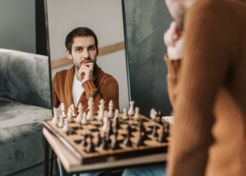 12 Narcissistic Partner Warning Signs You Should Never Ignore