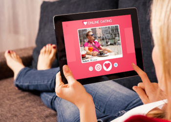 Signs You Are Dating an Online Scammer: Red Flags You Can’t Afford to Ignore